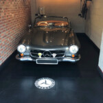 Mercedes in Garage